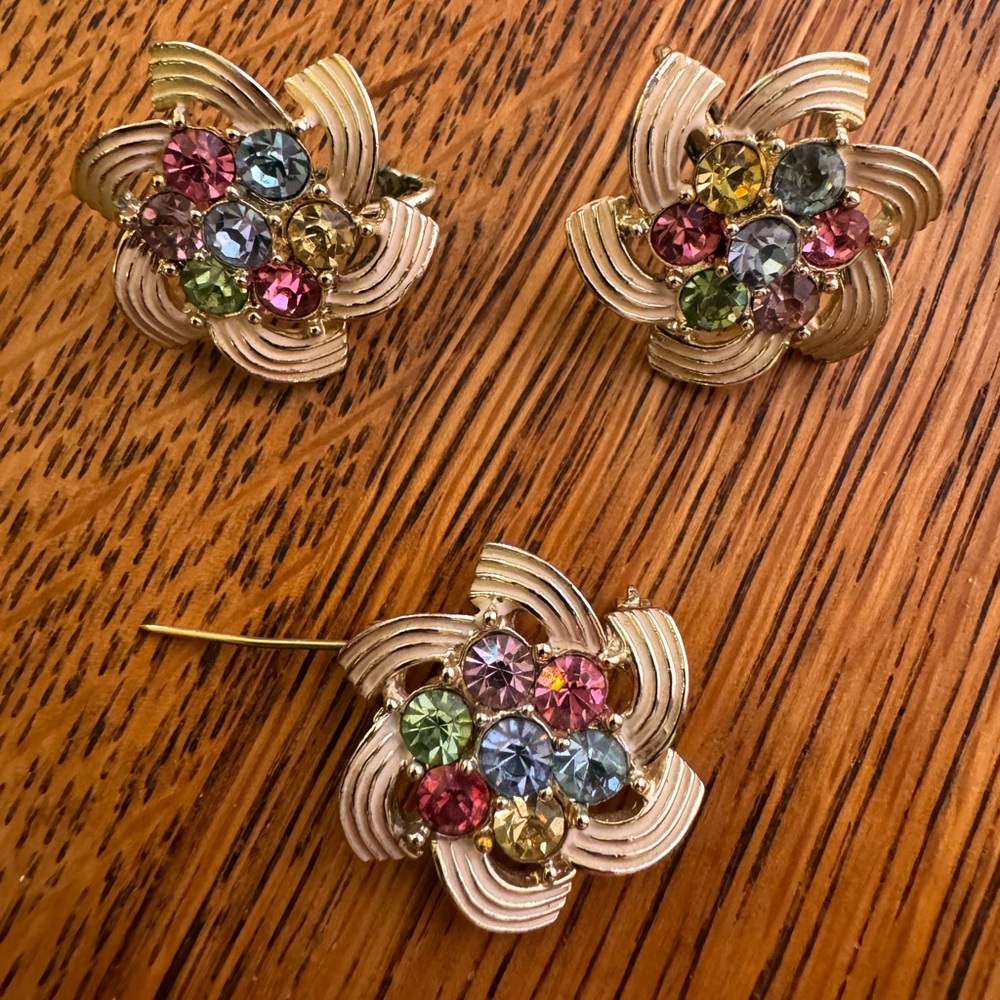 VINTAGE, Sarah Coventry earings clip on and matching pin/brooch.
